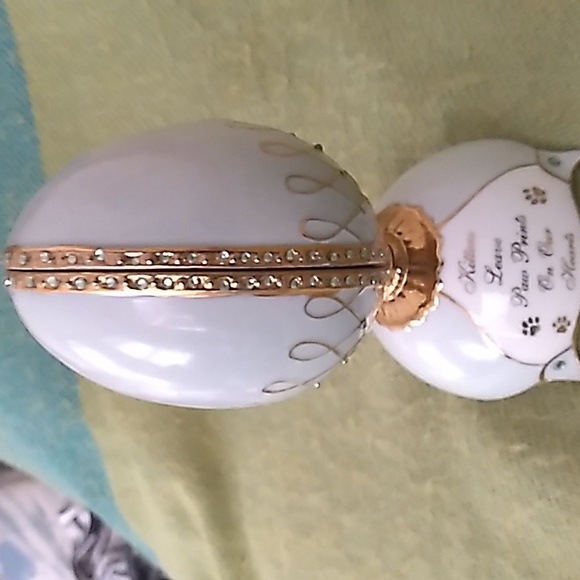 Heirloom Porcelain Musical Collection "Kitten Dreams"  Musical Egg - Picture 8 of 16